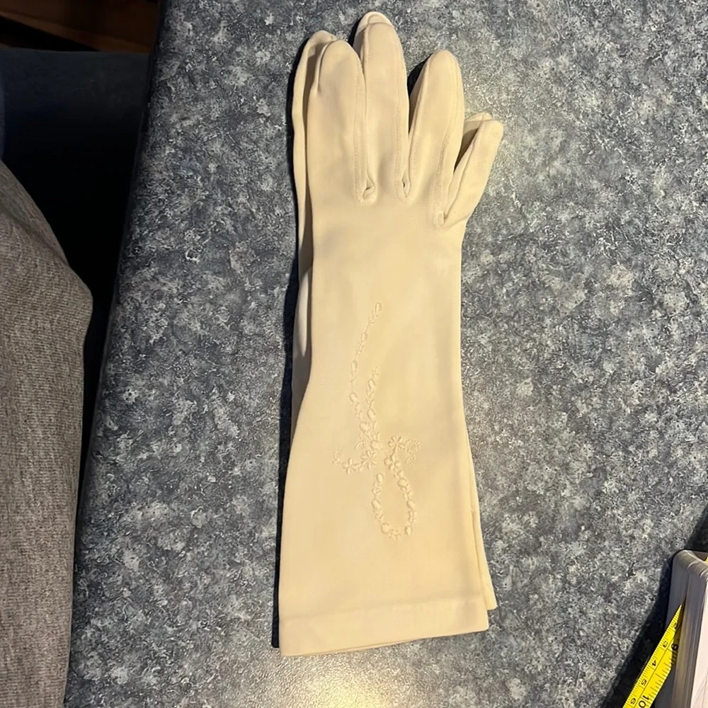 Vintage women's cream color cotton gloves with embroidered flowers